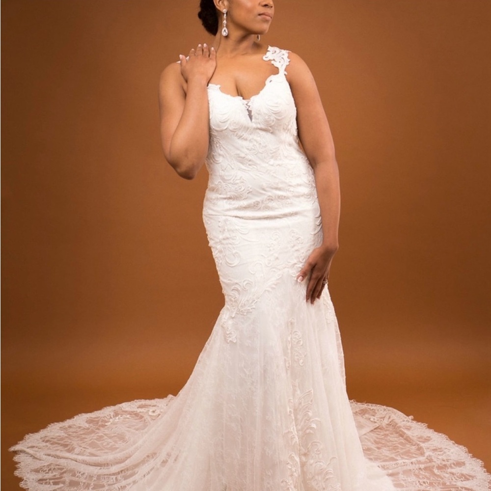 Elegant White Lace Women’s Dress